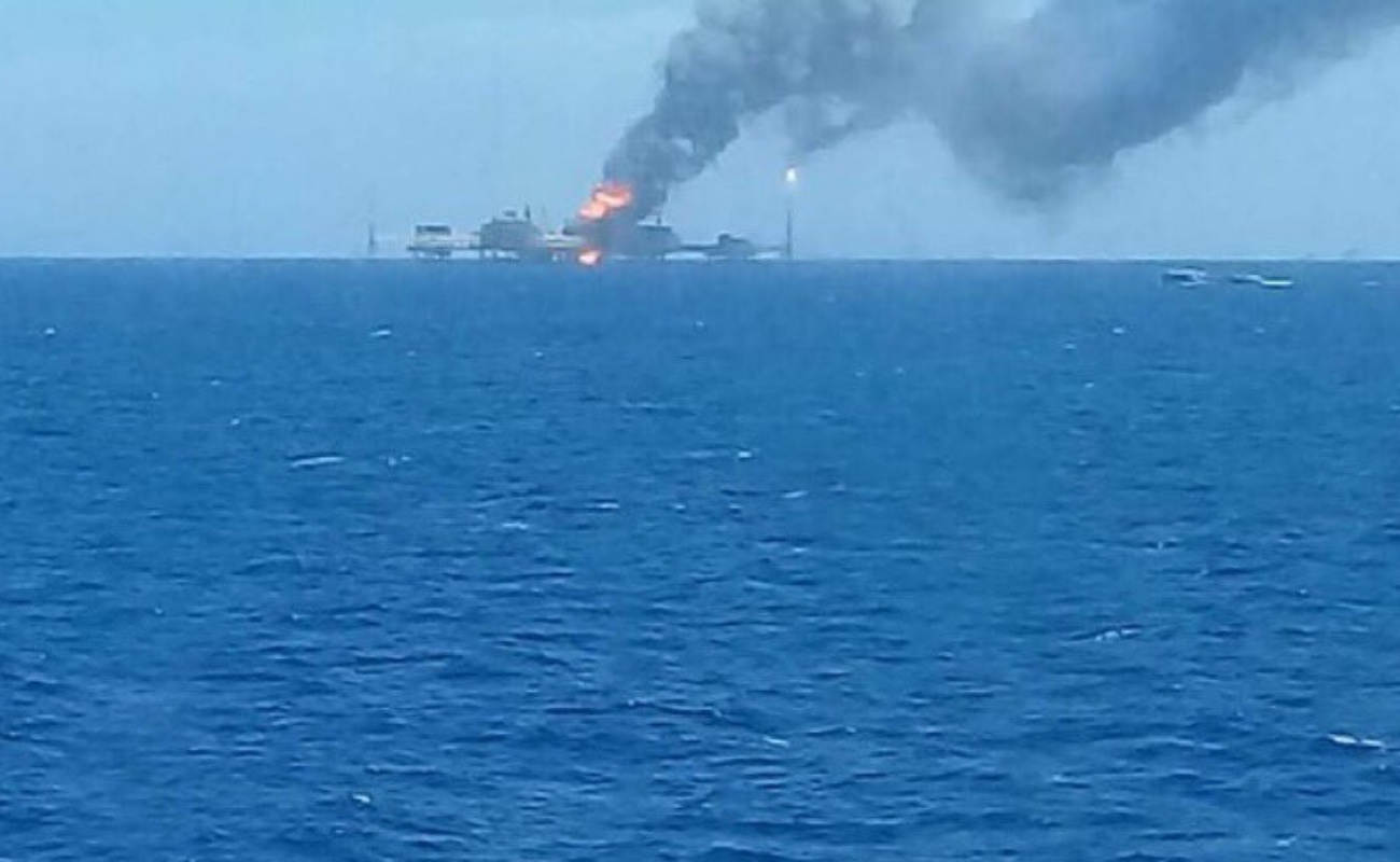 Reportan explosión en plataforma de Pemex en Campeche