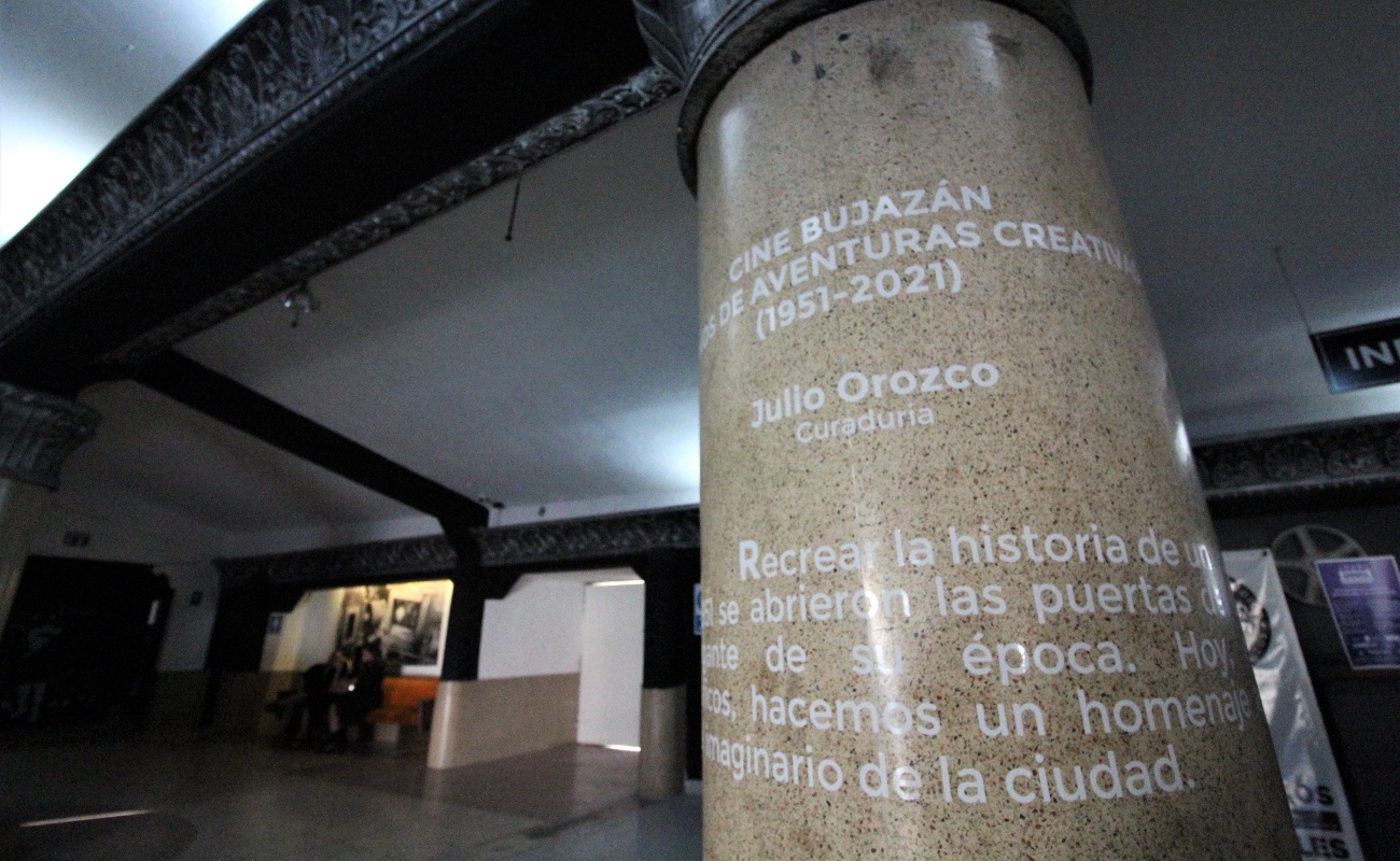 Exponen documentos históricos para celebrar el 70 aniversario del Cine Bujazán