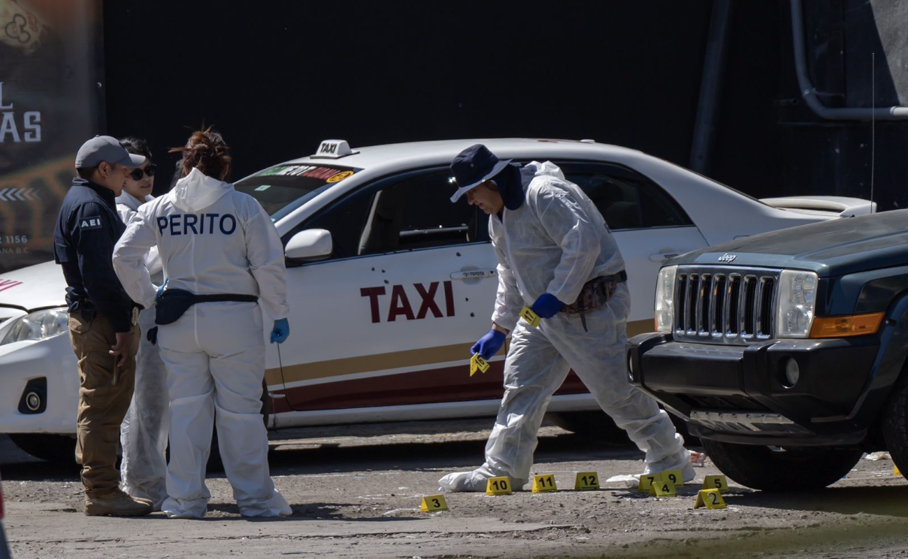 Balean a policía municipal y a otro sujeto en estacionamiento de antro