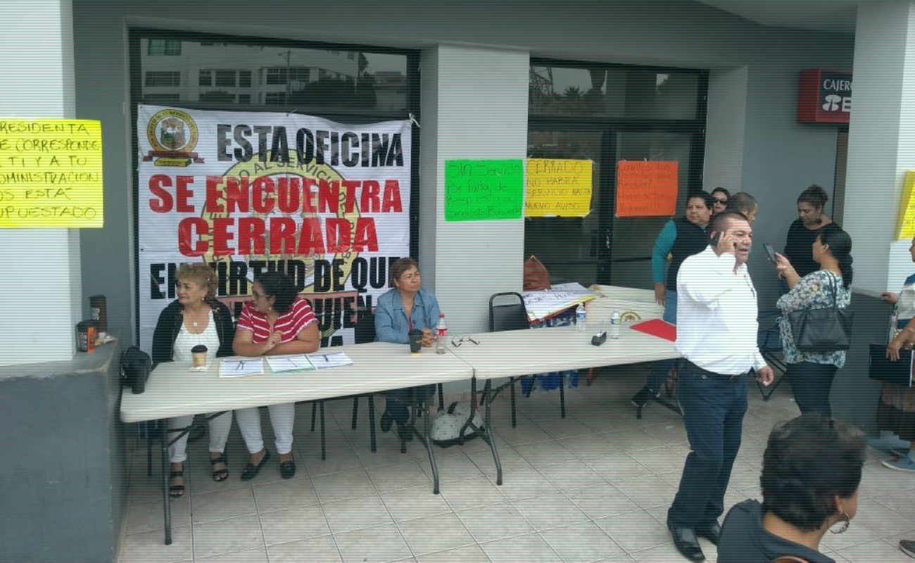 Toman burócratas oficinas municipales en Rosarito en demanda de aumento salarial