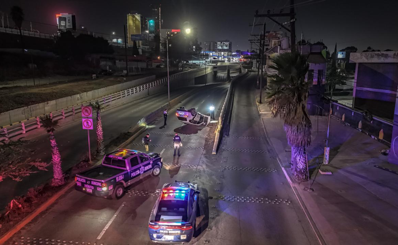 Vuelca camioneta en el Federico Benítez