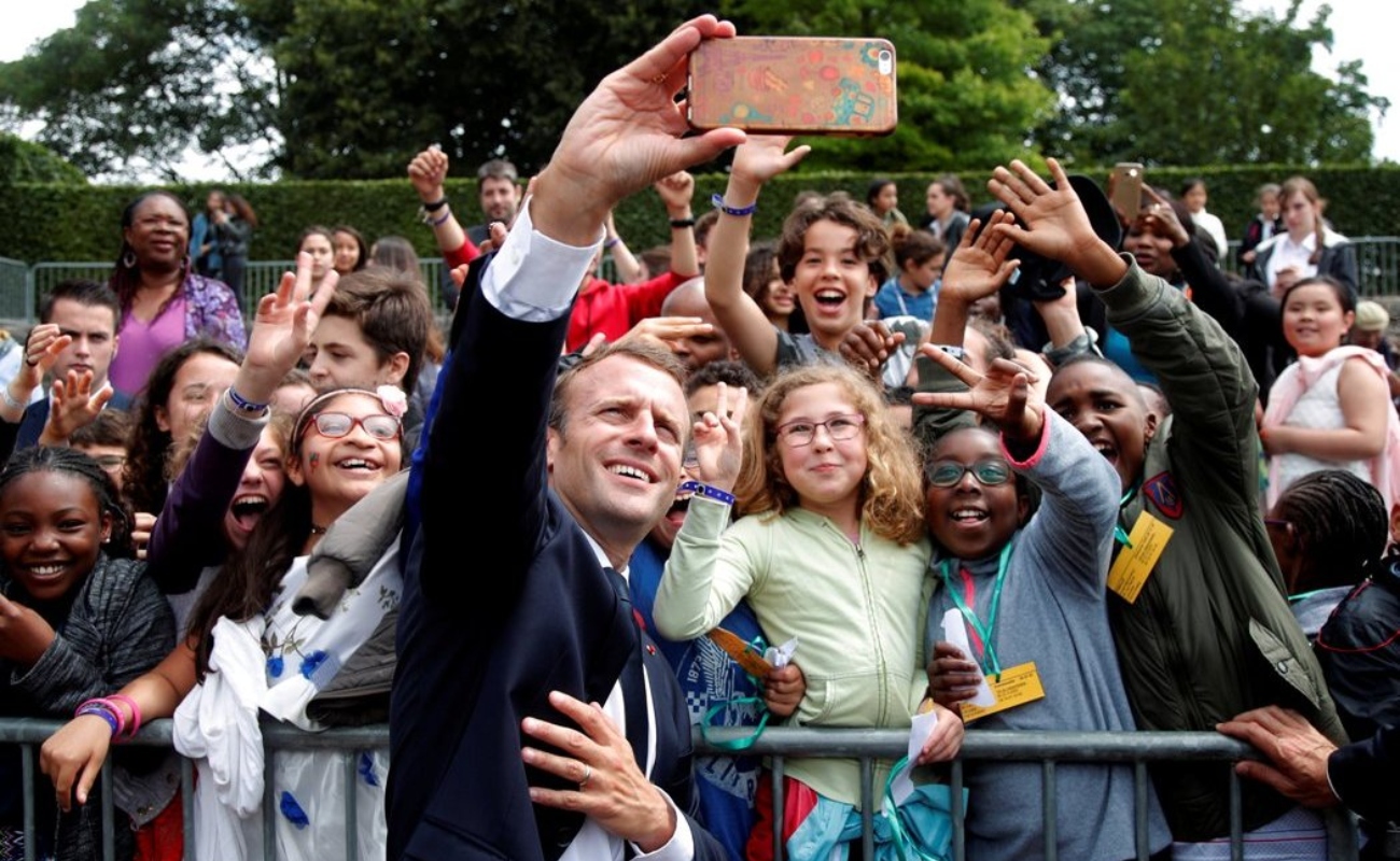 Macron regaña a joven en evento oficial