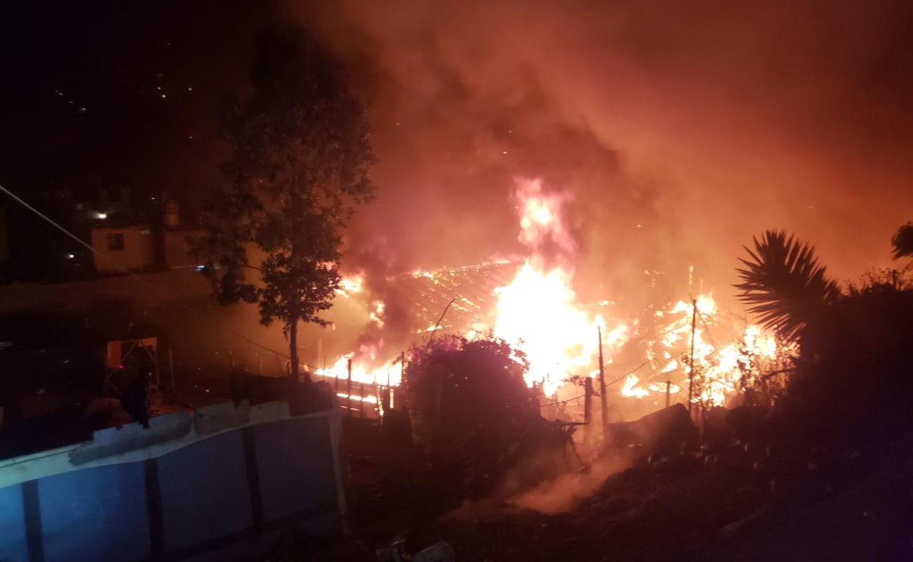 Incendio consume tres casas y dos vehículos en Ensenada