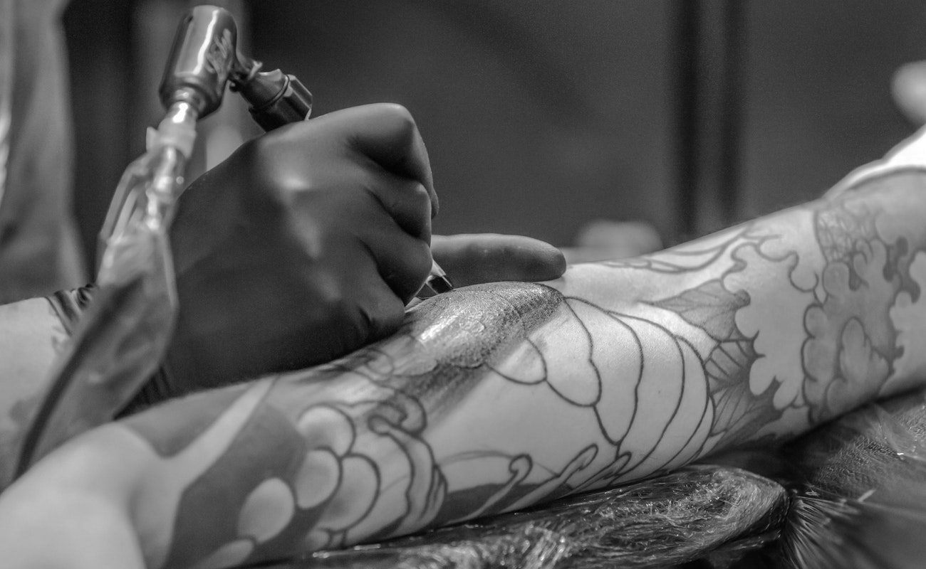 Reprueba Derechos Humanos discriminación hacia maestra por piercing y tatuajes