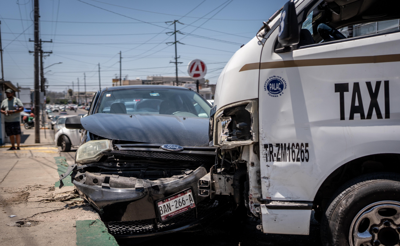 Taxi choca dos autos en Zona Centro; uno estaba estacionado