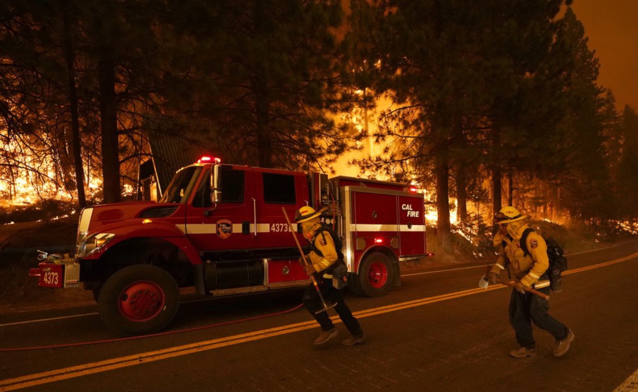Combaten incendios forestales en San Diego y San Bernardino