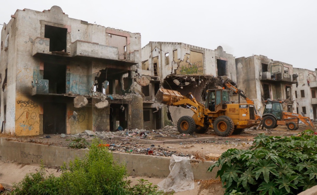 Inició demolición de edificios de Plaza San Fernando en Rosarito