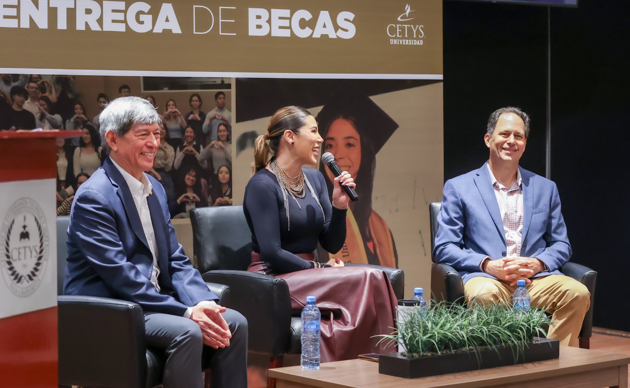 Entrega Marina del Pilar becas Con el Corazón por Delante a estudiantes de Universidad