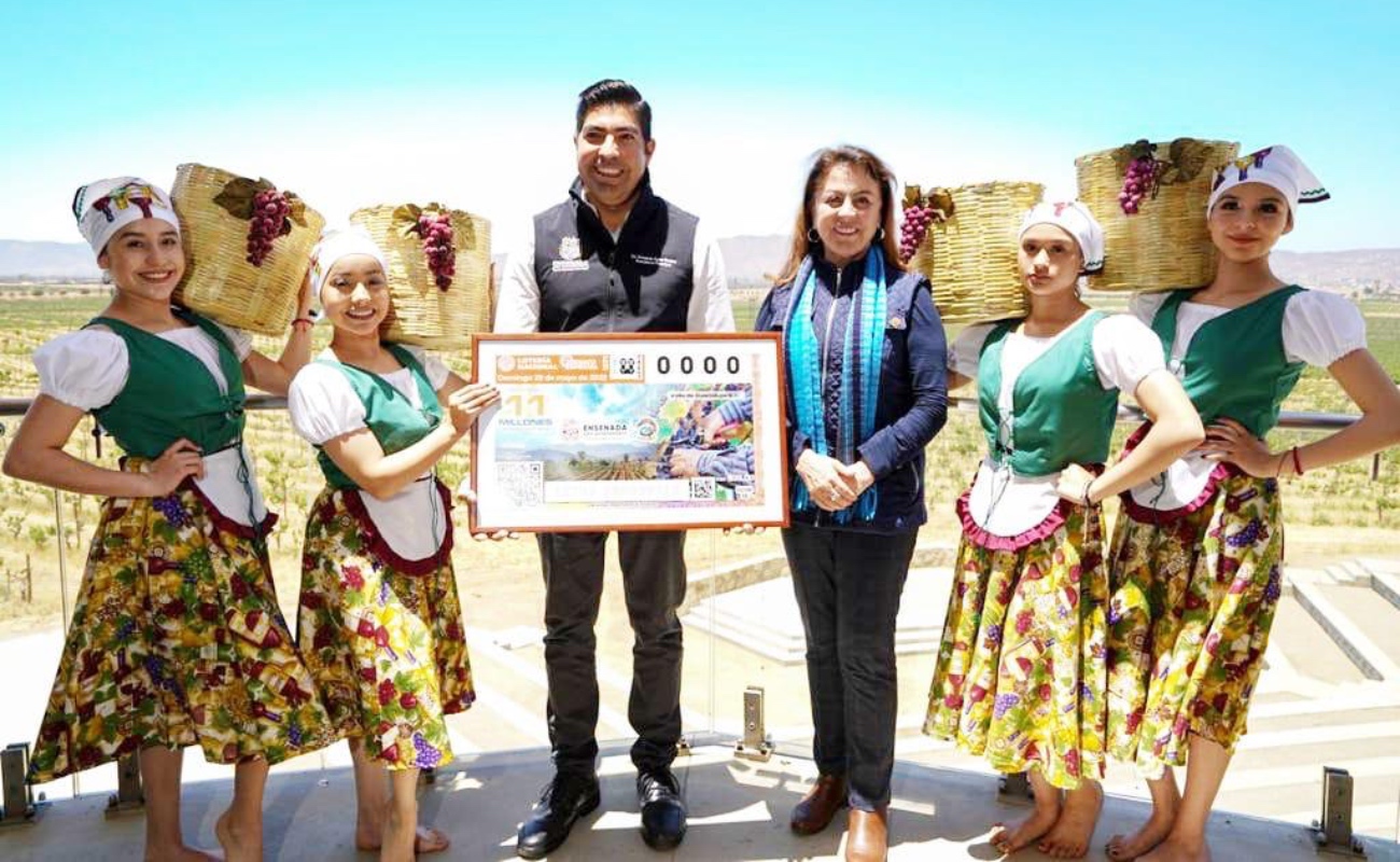 Devela Armando Ayala boleto de Lotería Nacional por 140 años de Ensenada