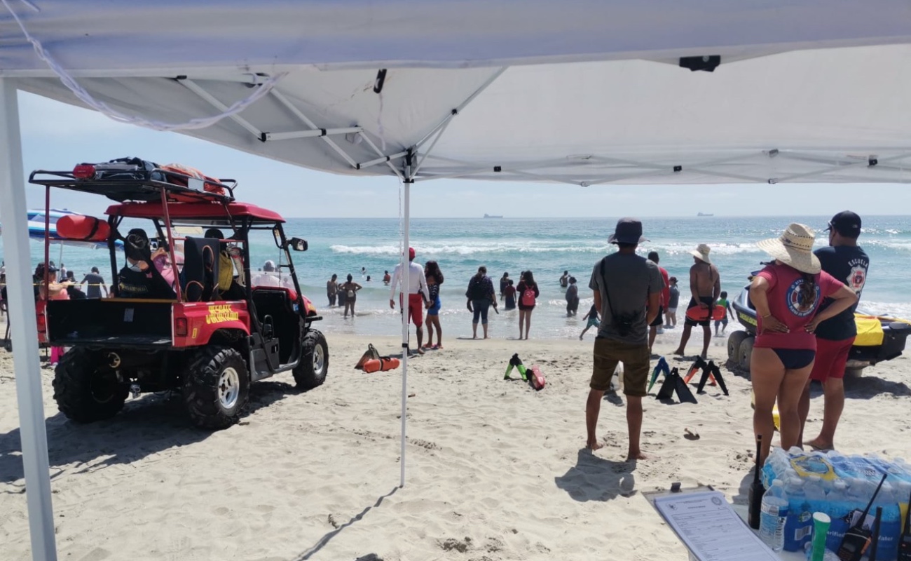 Realizan tres rescates durante el fin de semana en playas de Rosarito