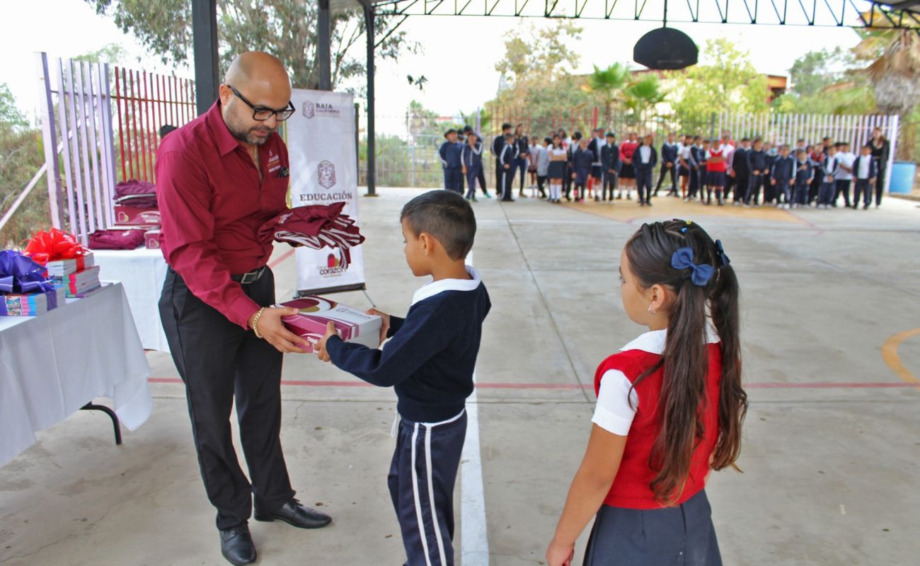 Reciben estudiantes de Ensenada uniformes, calzado y libros de texto