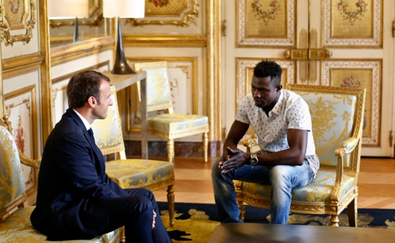 Macron otorga nacionalidad francesa a joven migrante que salvó a niño de caer desde un balcón