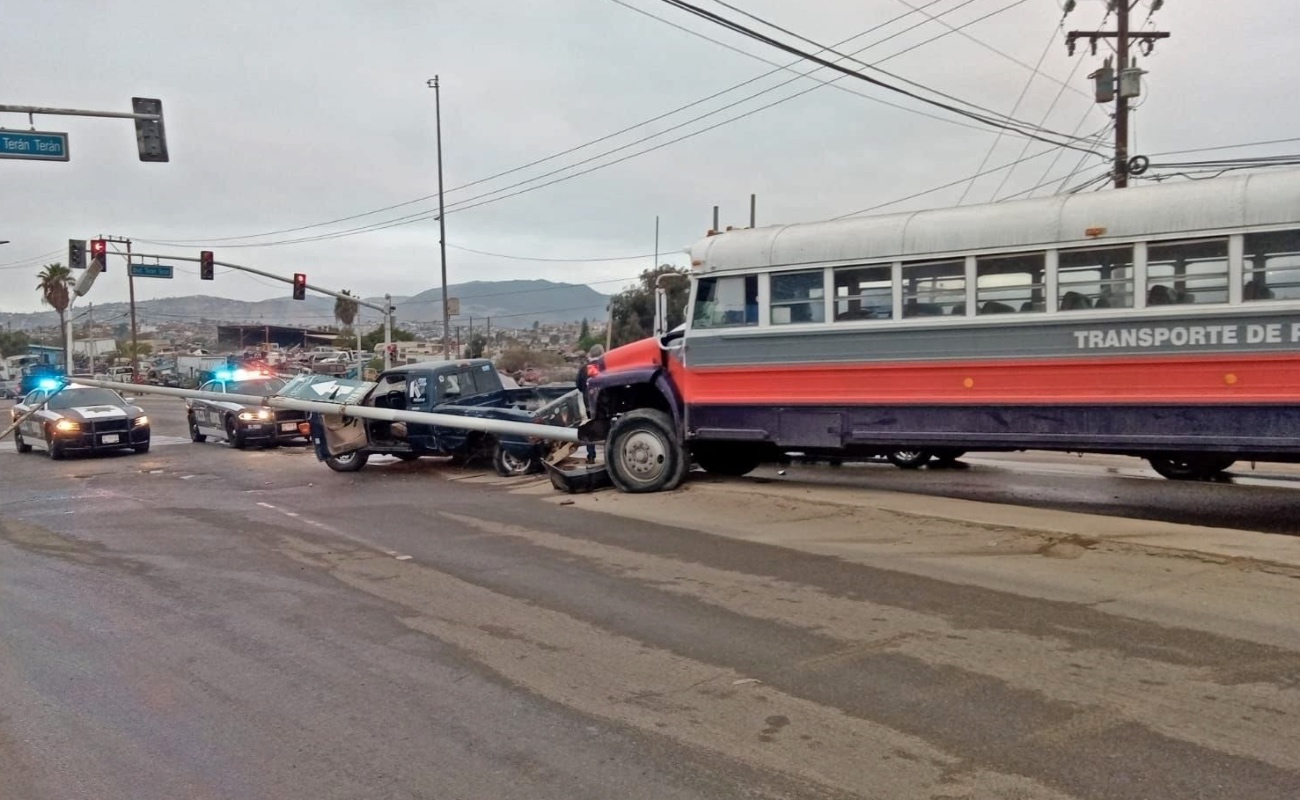 Embiste camión de transporte cuatro vehículos en Ensenada