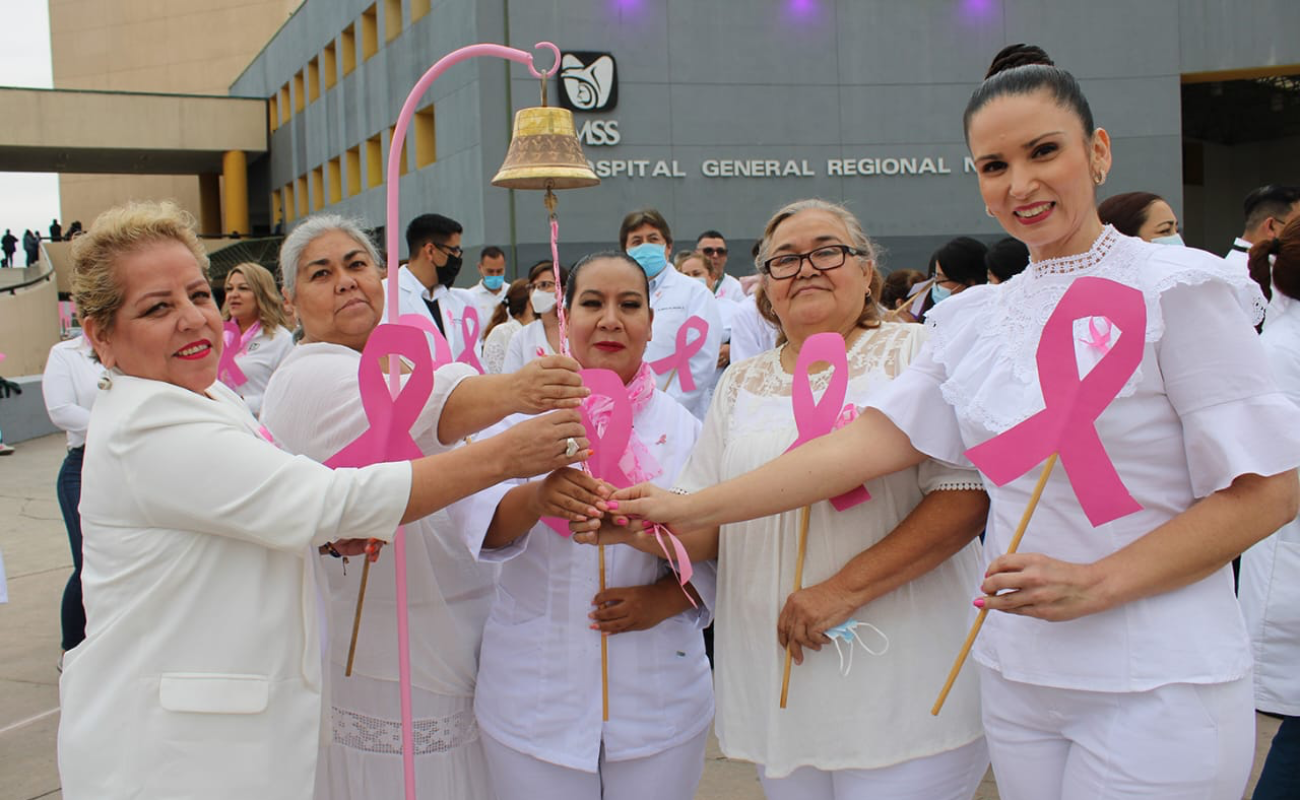 Forma personal del IMSS BC lazo humano, en apoyo a la lucha contra el cáncer de mama