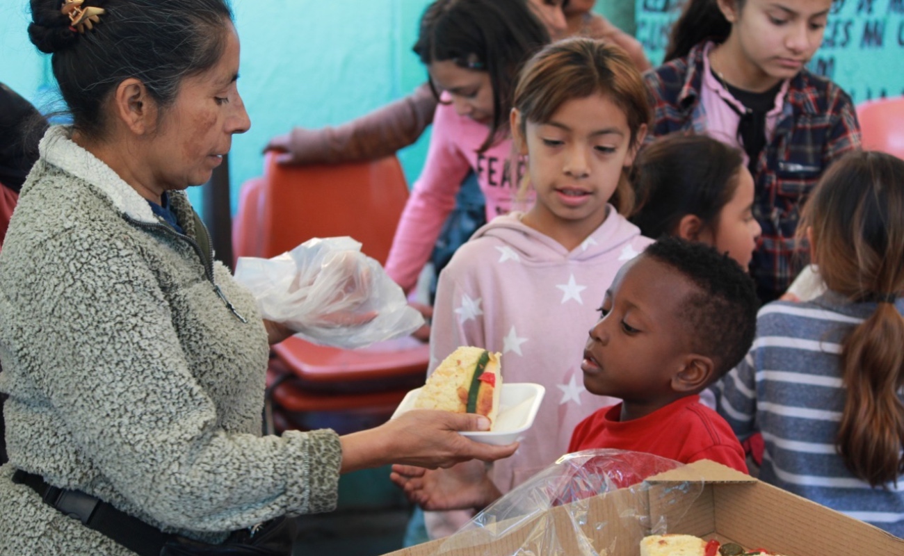 Donan Rosca de Reyes a familias migrantes