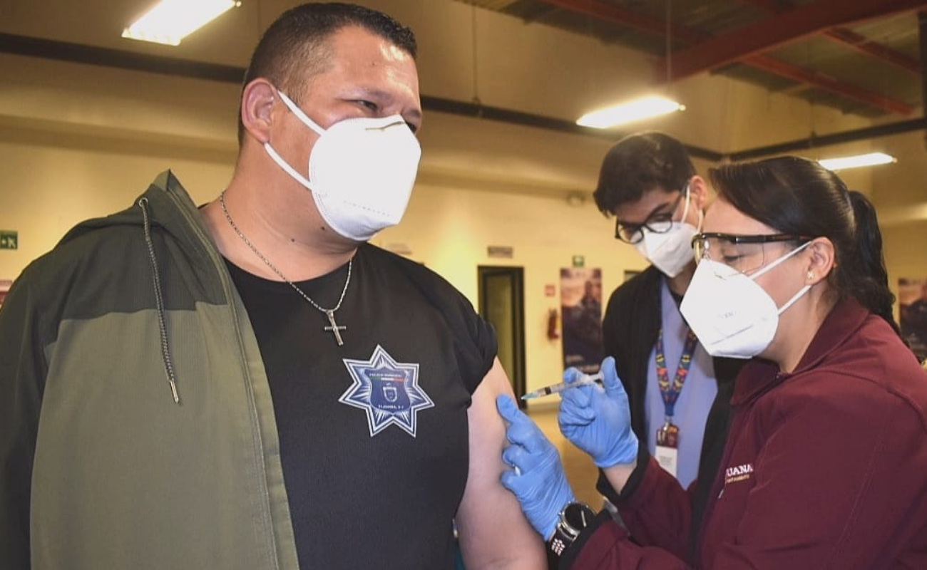Piden vacunación contra Covid para bomberos y policías de Tijuana