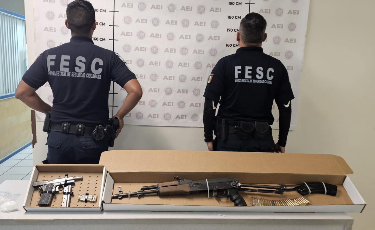 Asegura FESC armas de fuego en el interior de vehículo abandonado en Tecate