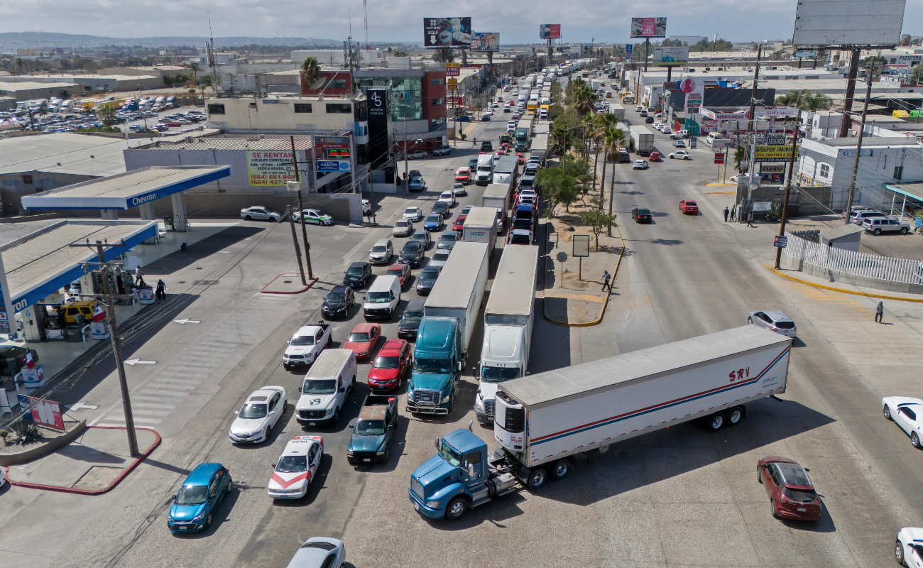 Caos vial tras incidente en la garita de exportación de Otay