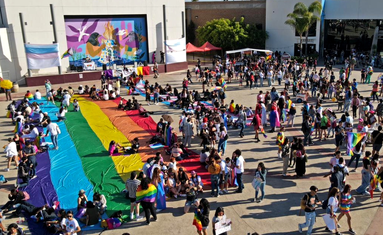 Participa Secretaría de Inclusión BC en Marcha del Orgullo LGBTTTQIA+ en Ensenada