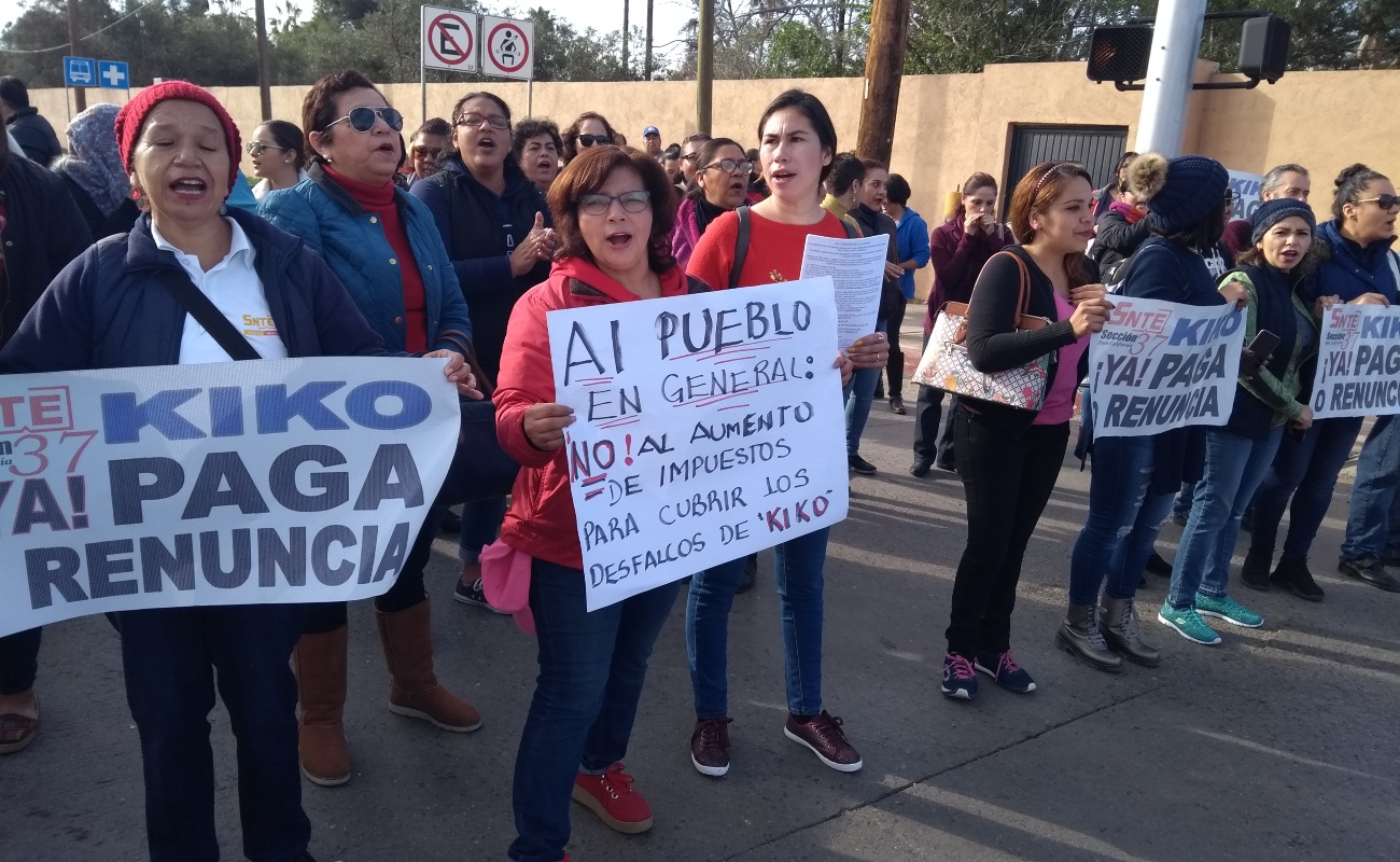 Bloquean maestros la avenida Reforma en Ensenada