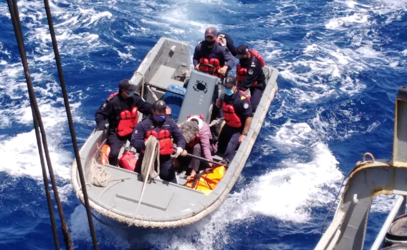 Marinos rescatan a pareja estadounidense en velero a la deriva