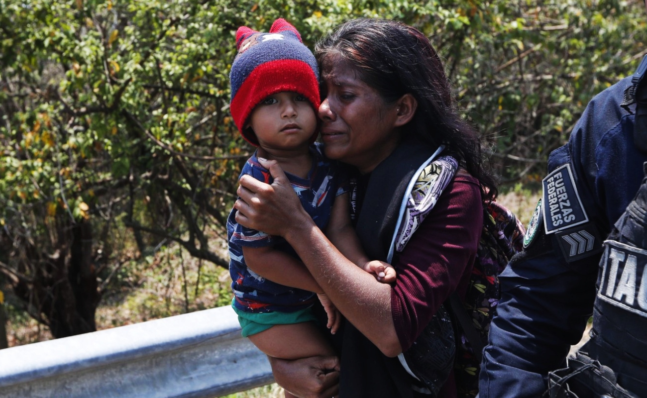 A niños migrantes si es necesario los hacemos mexicanos: AMLO