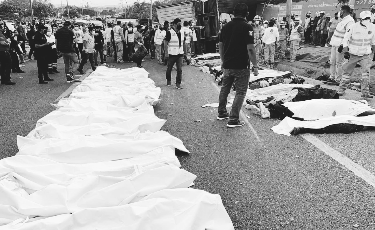 Mueren al menos 49 migrantes en volcadura de tráiler en Chiapas