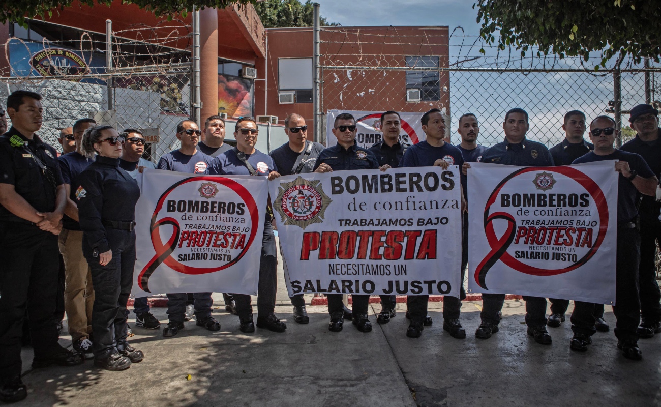 Trabajan bomberos de confianza bajo protesta, demandan aumento salarial