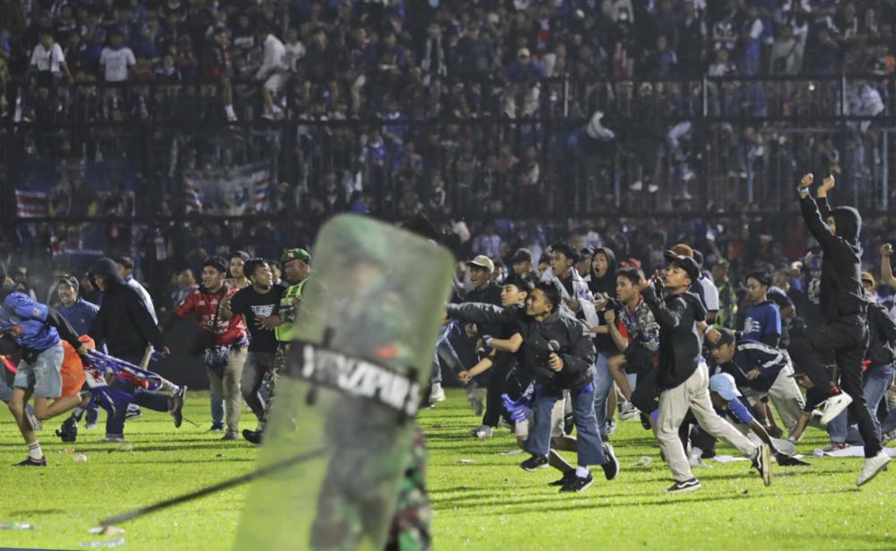 Mueren 129 personas en enfrentamiento y estampida de hinchas de futbol en Indonesia