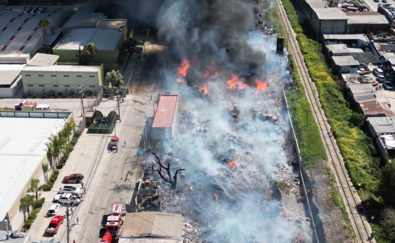Evacúa Bomberos a más de 300 personas por incendio en recicladora