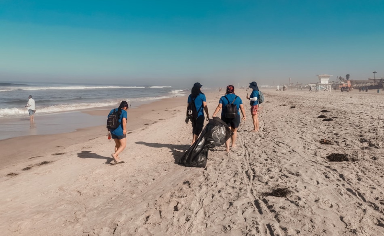 Funcionarios y voluntarios realizan jornada de limpieza en Playas de Rosarito