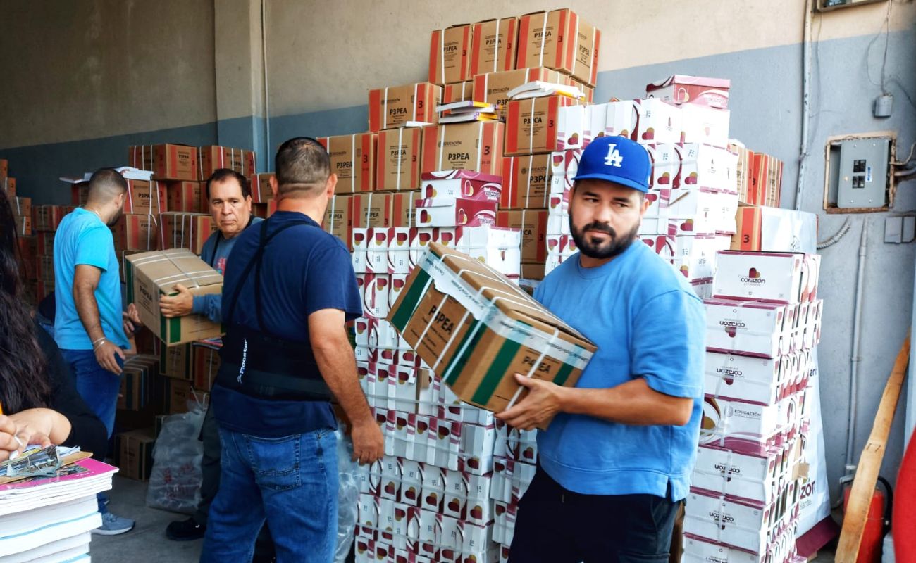 Continúa Secretaría de Educación con la entrega de libros de texto en Rosarito