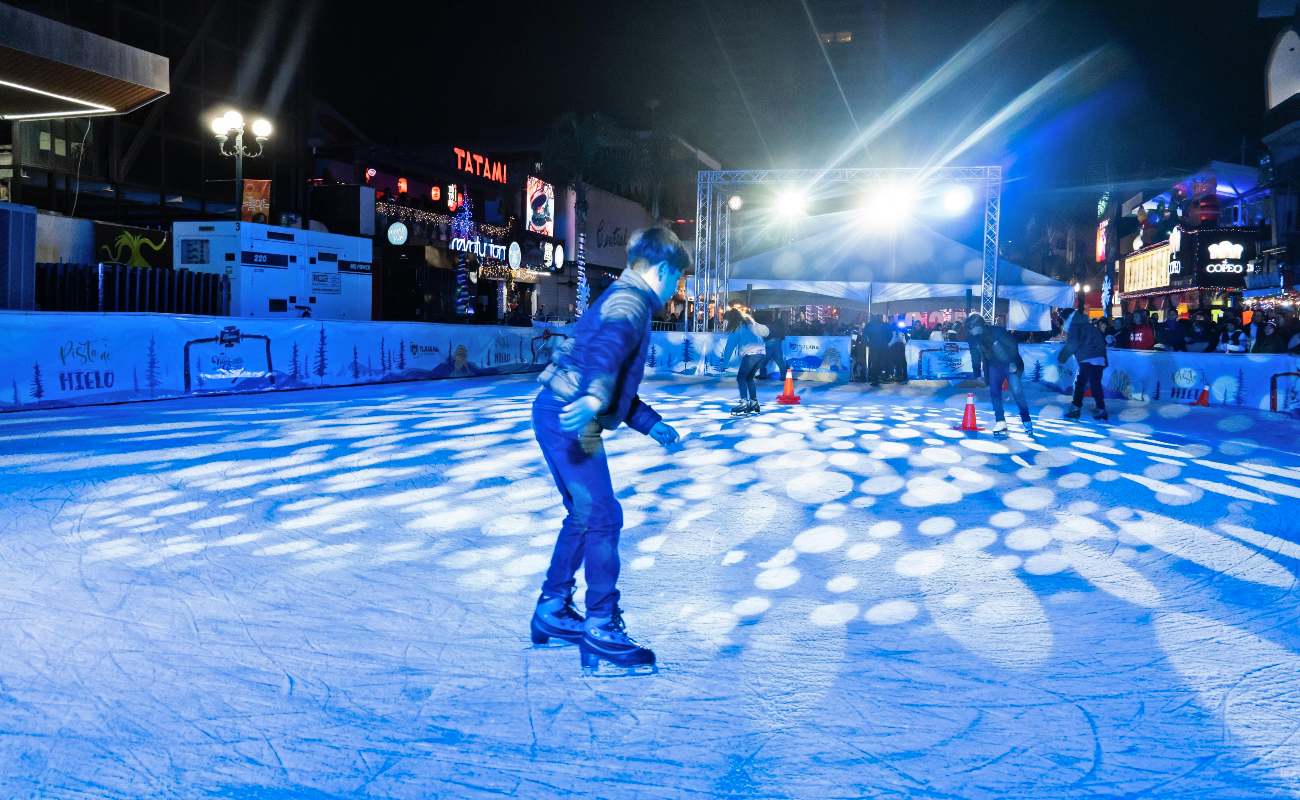 Invitan a visitar pista de hielo de la Avenida Revolución