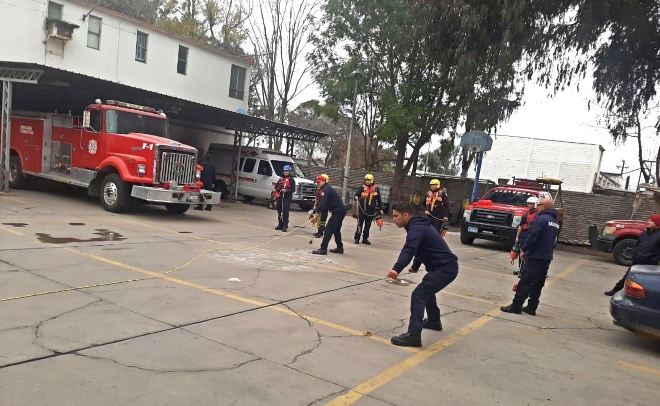 Bomberos de Ensenada se capacitan en “Operativo en lluvia”