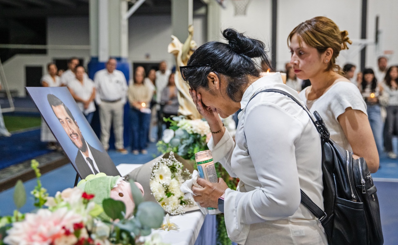 Comunidad del Instituto México realiza vigilia para exigir justicia por el asesinato del maestro Damián Jiménez