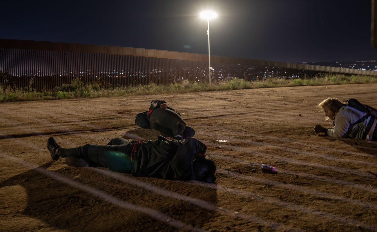 Caen mujeres migrantes tras cruzar el muro fronterizo