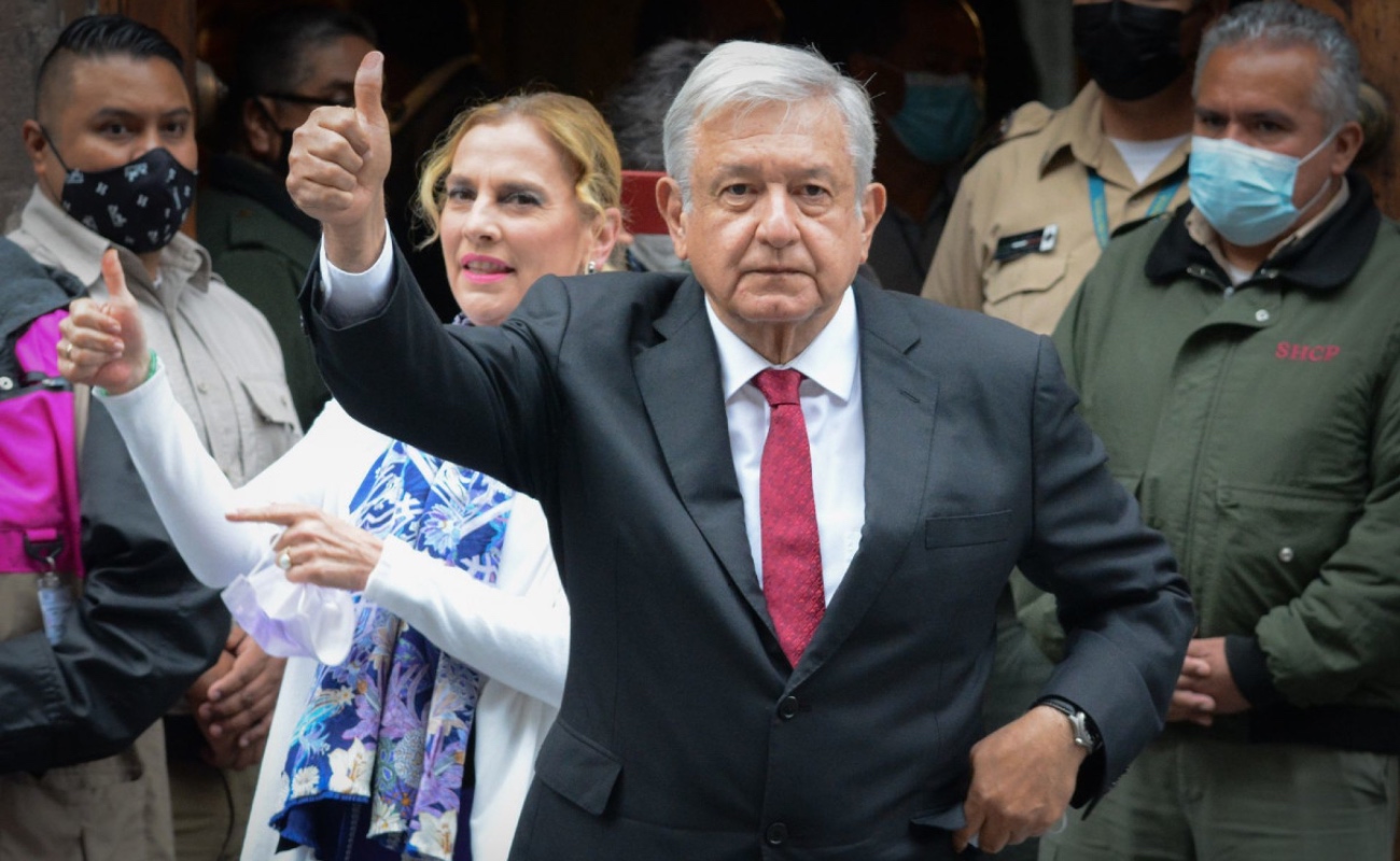 “Viva la democracia’”, expresó el presidente López Obrador, tras emitir su voto