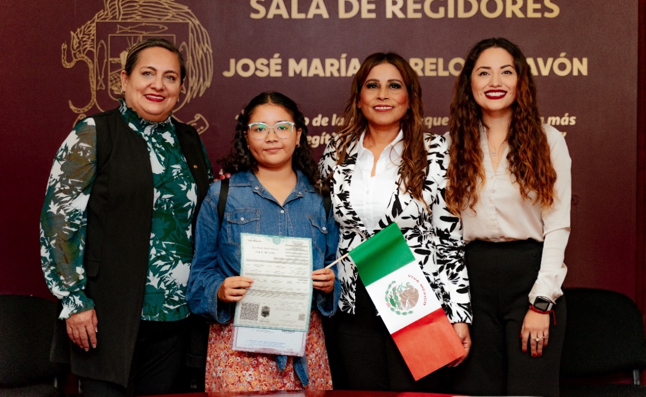 Entrega alcaldesa Claudia Agatón actas de nacimiento de la campaña “Soy México”