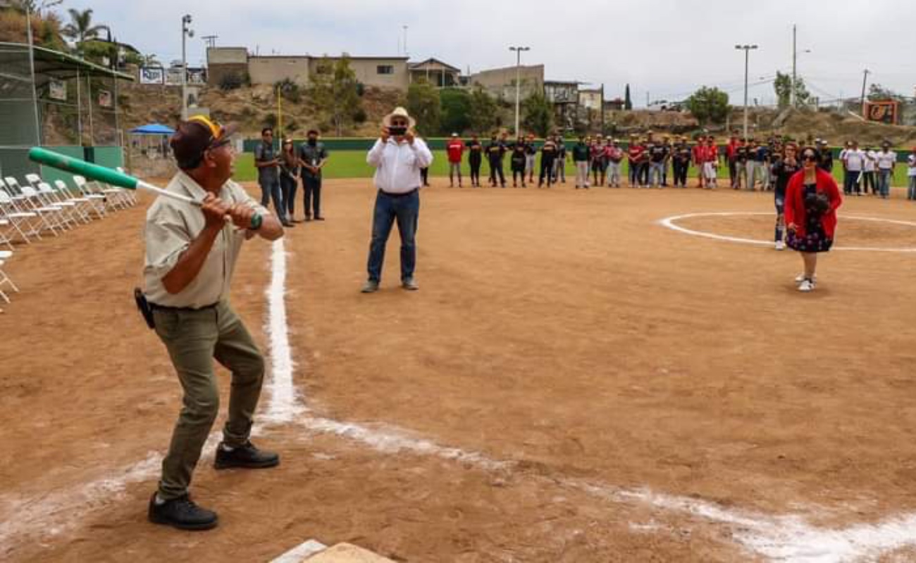 Inaugura alcaldesa de Rosarito unidad deportiva “El Profe”