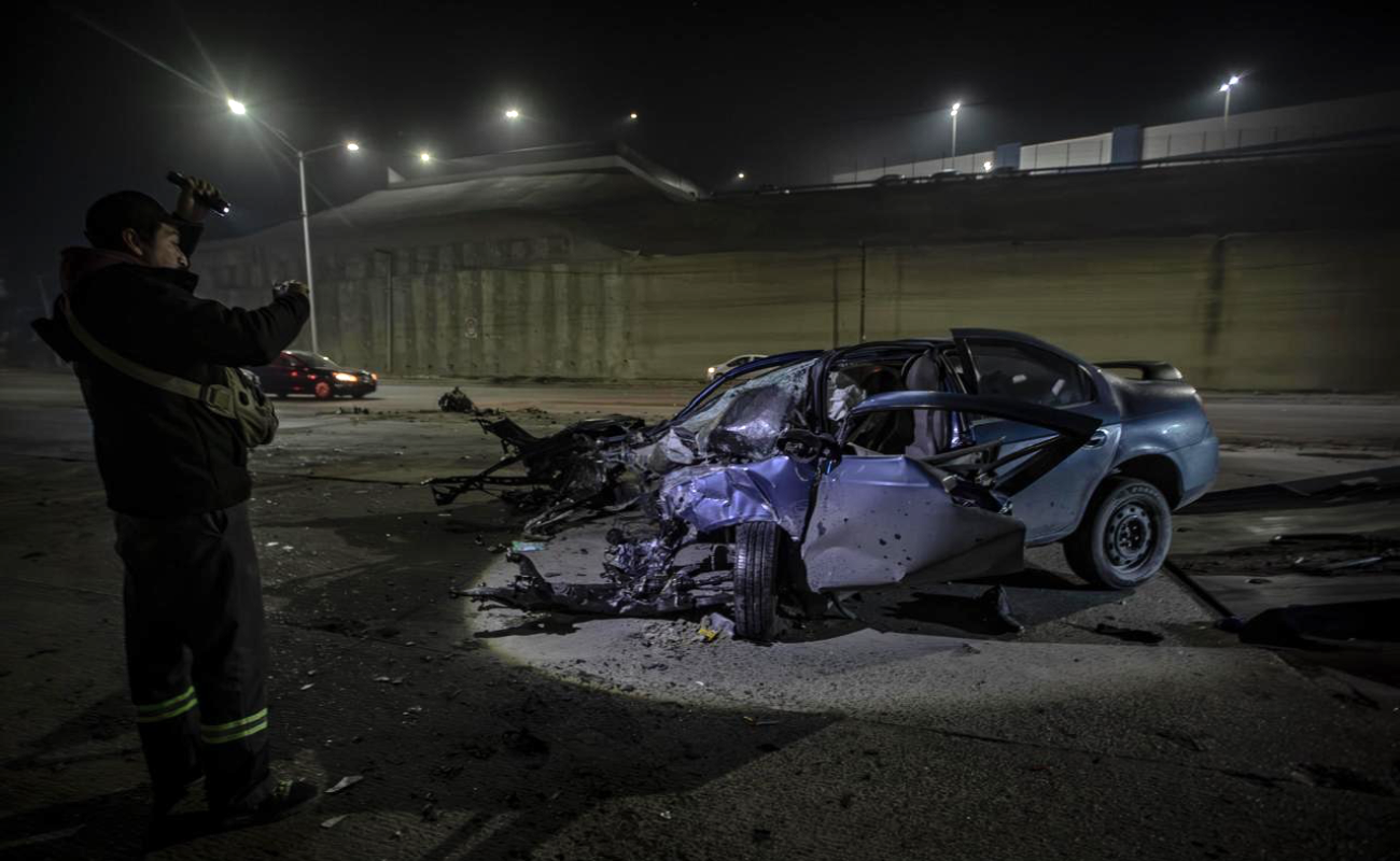 Vehículo termina destruido en accidente en bulevar 2000; conductor queda prensado