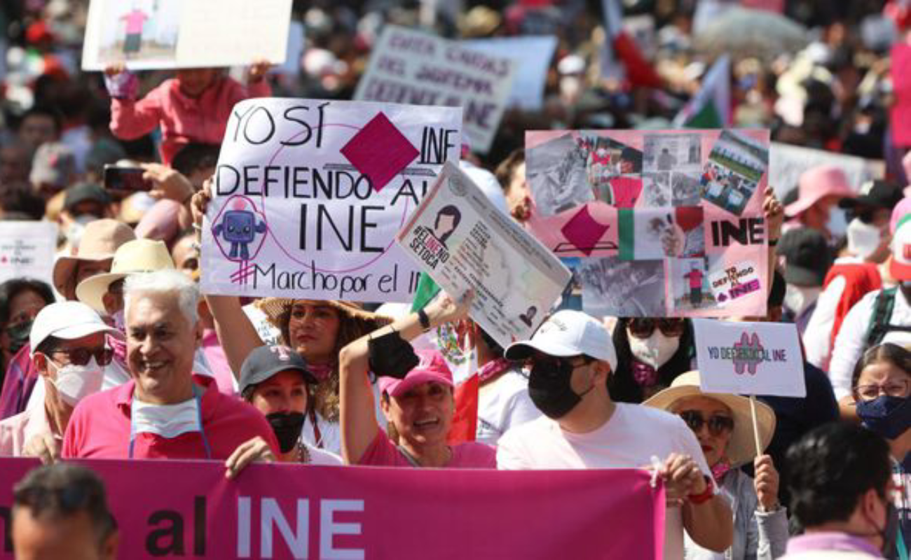Miles se manifiestan en el Zócalo en defensa del INE