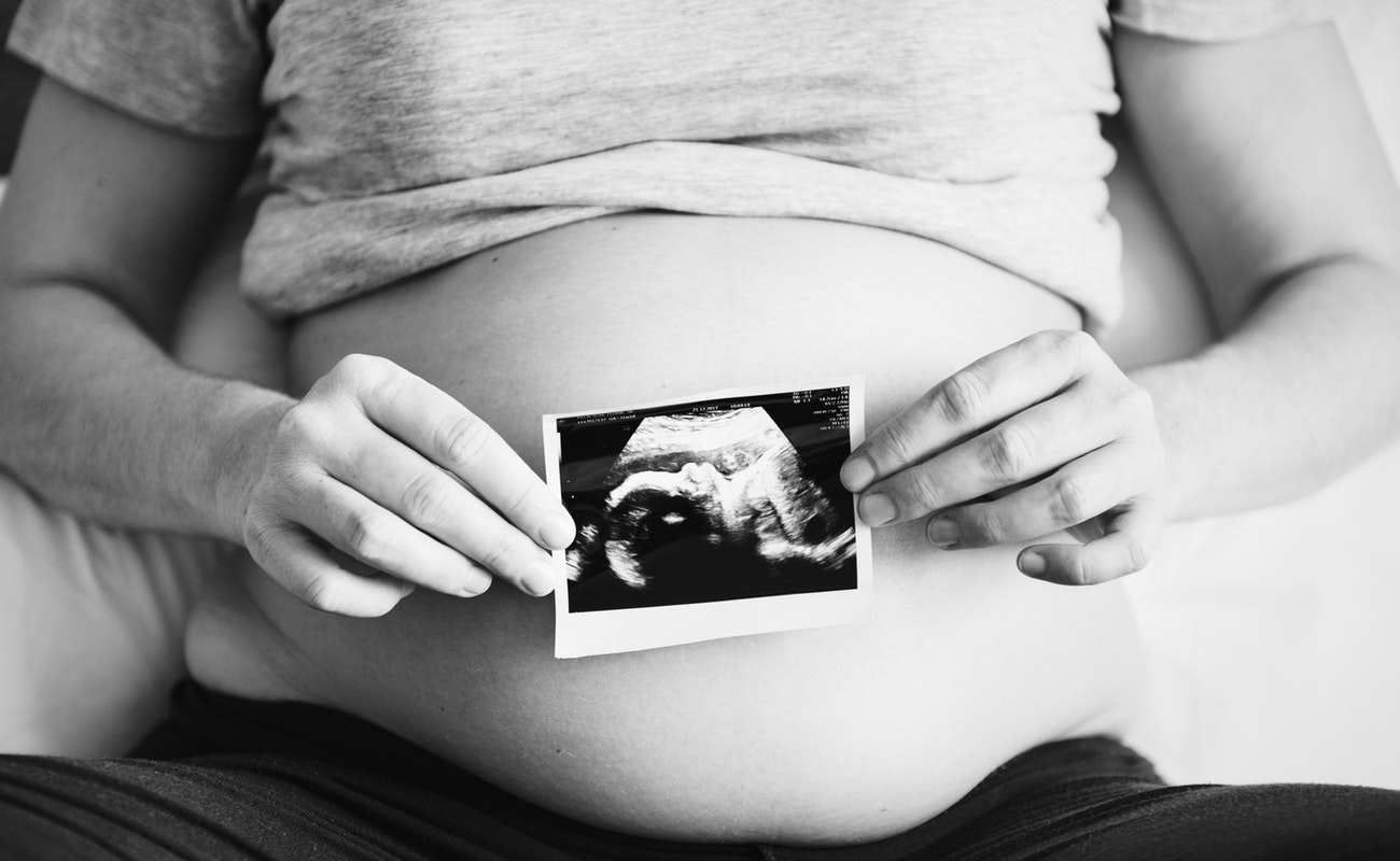Consumo de alcohol en el embarazo aumenta riesgo de bajo peso en el bebé