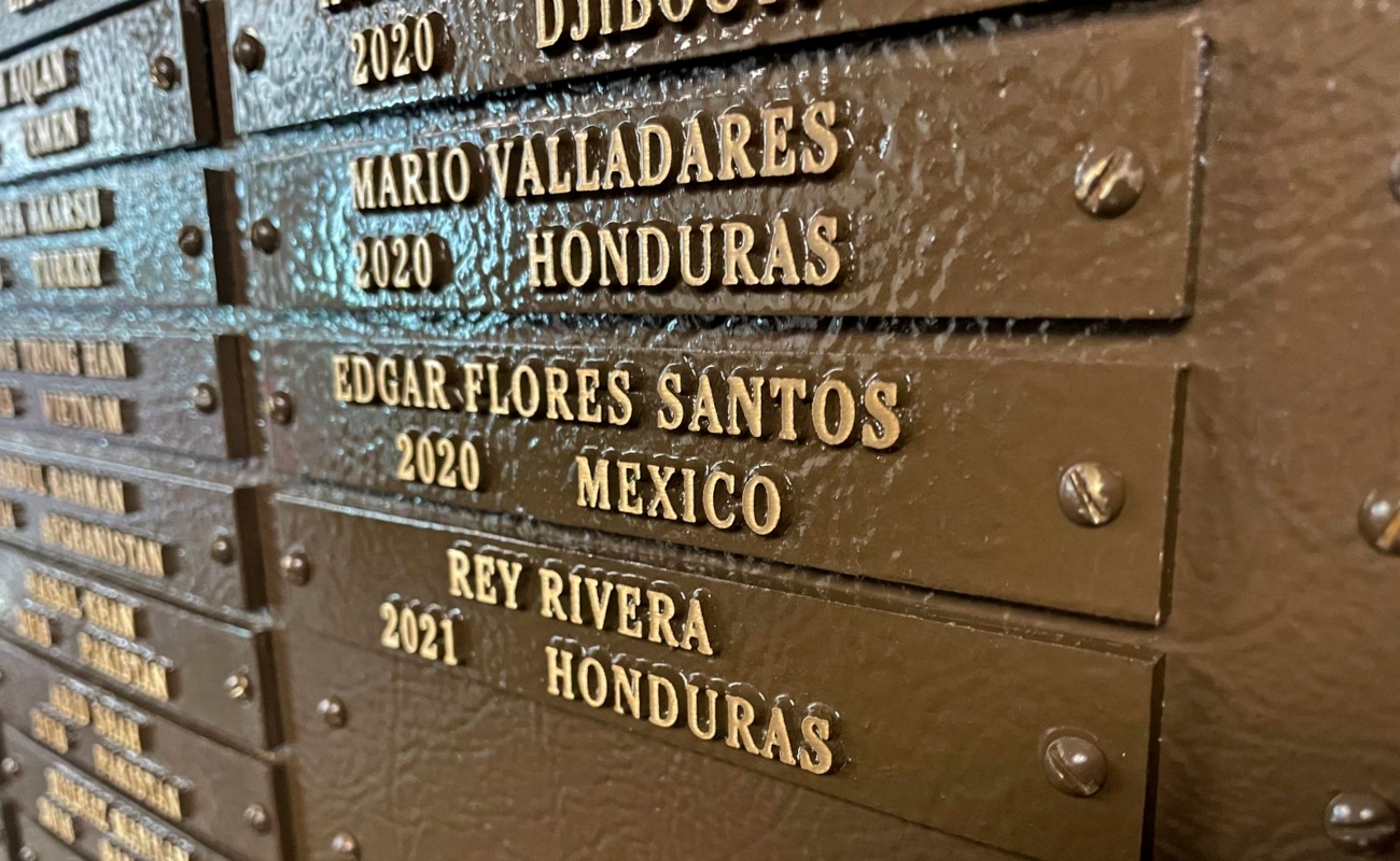 Develan placa en memoria de Edgar Flores Santos, empleado consular asesinado en Tijuana