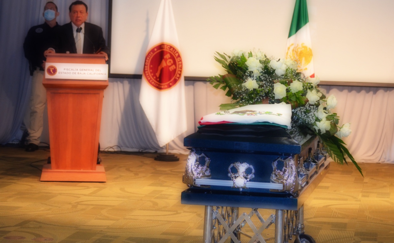 Despiden con honores a agente estatal asesinado por “El Osuna” en Ensenada