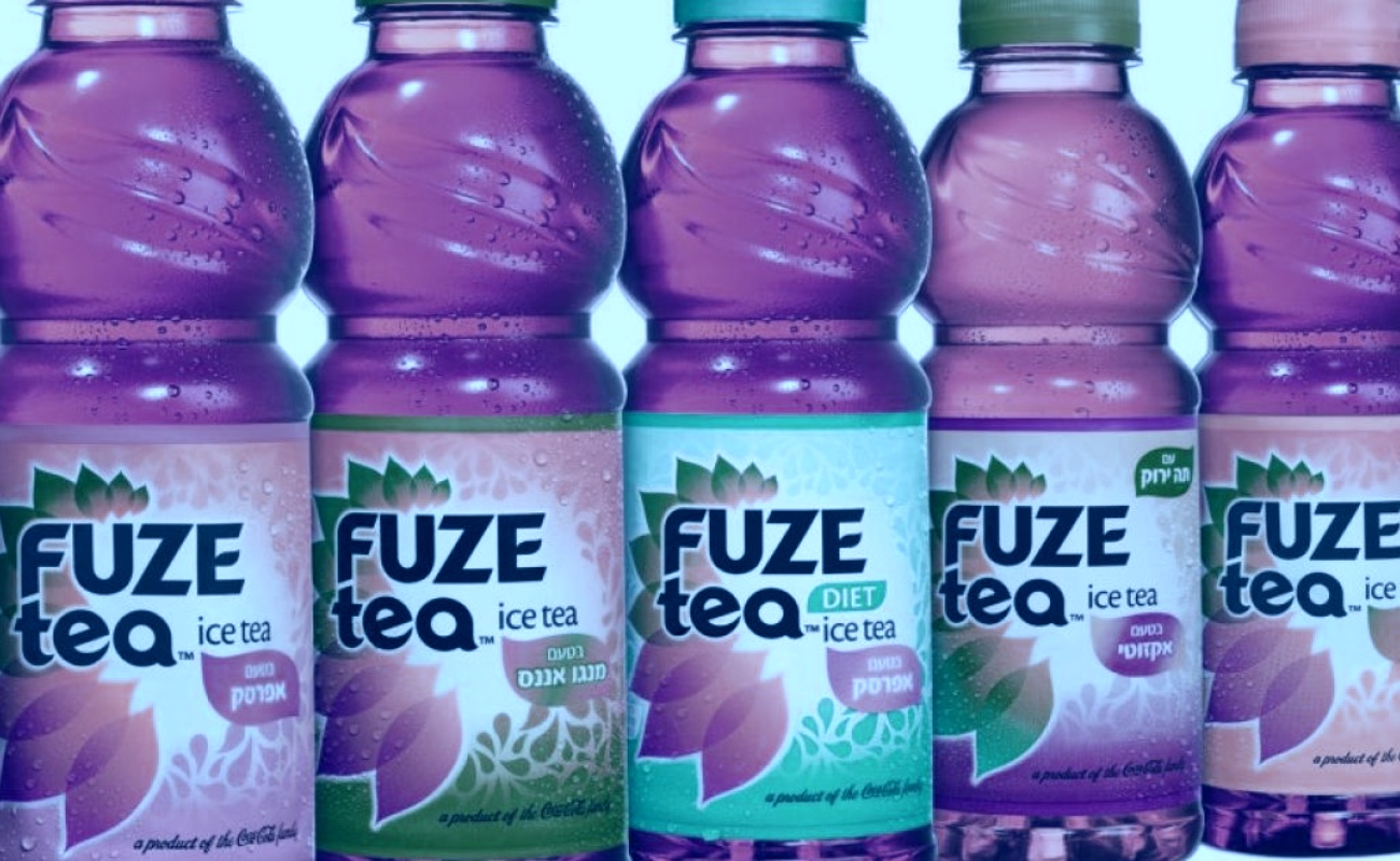 Piden oler bebidas antes de ingerirlas tras caso de posible cloro en Fuze Tea