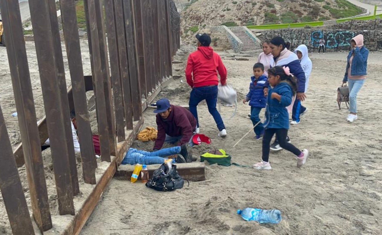 Cruzan familias el Muro Fronterizo en Playas de Tijuana