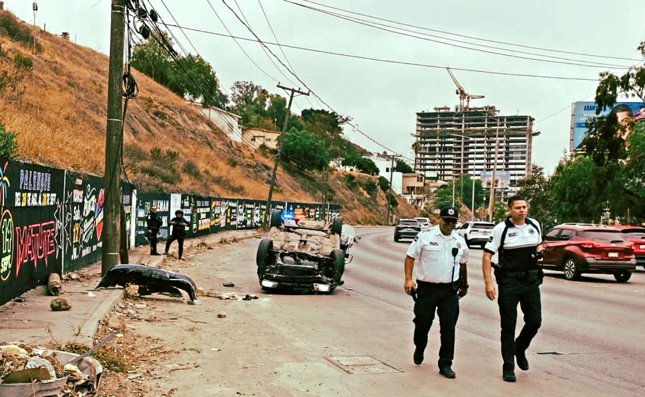 Vuelca en el Cuauhtémoc, sale ileso, pero queda detenido