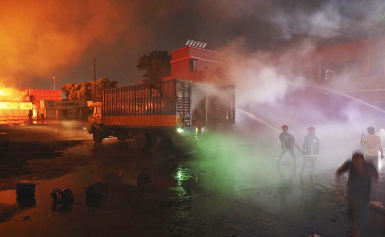 Incendio en depósito de contenedores en Bangladesh deja 49 muertos y 100 heridos