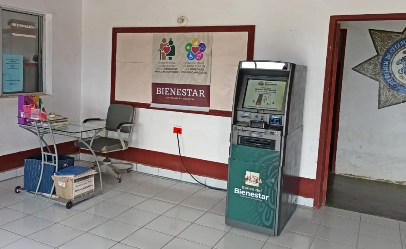 Opera cajero del Banco del Bienestar en Isla de Cedros