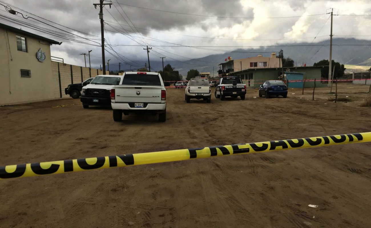 Un muerto y dos heridos en balacera entre policías y civiles armados en Ensenada